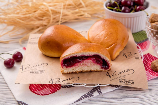 Пирожок с вишней, 90 г