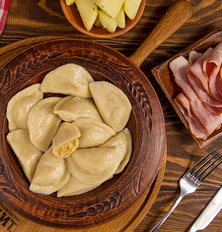 НОВИНКА - ВАРЕНИКИ РУКОЛЕПНЫЕ С КАРТОФЕЛЕМ И БЕКОНОМ НОВИНКА - ВАРЕНИКИ РУКОЛЕПНЫЕ С КАРТОФЕЛЕМ И БЕКОНОМ