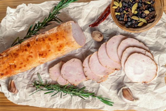 Рулет запеченый из мяса индейки