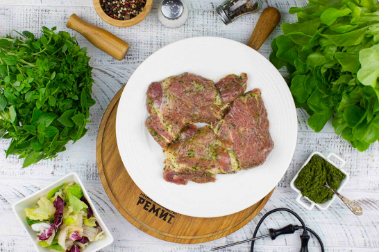 Стейк из шейки в зеленом маринаде